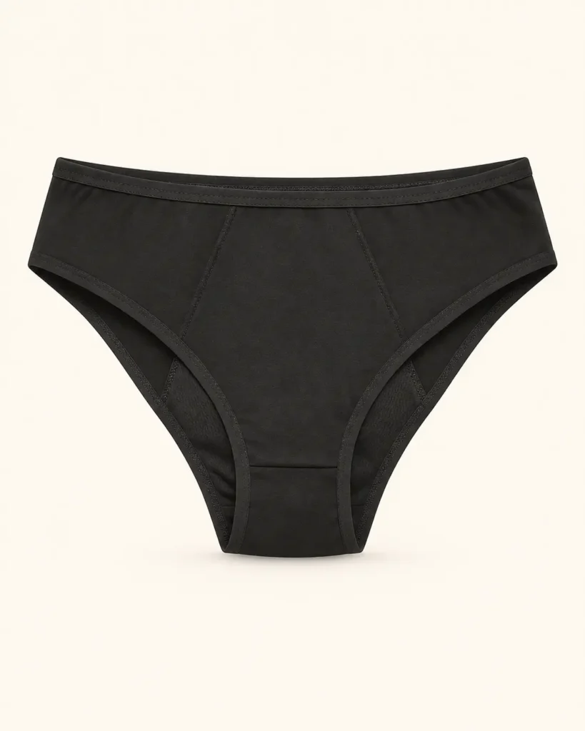 Calzón menstrual Hipster negro, visto de frente sobre fondo crema.