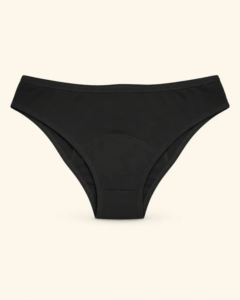 Calzón menstrual negro de tiro bajo con cintura elástica y costura frontal curva.